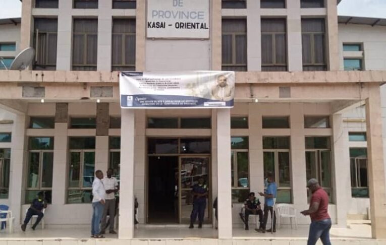 L’assemblée provinciale du Kasaï orientale a mis le gouverneur Mbeubue en accusation